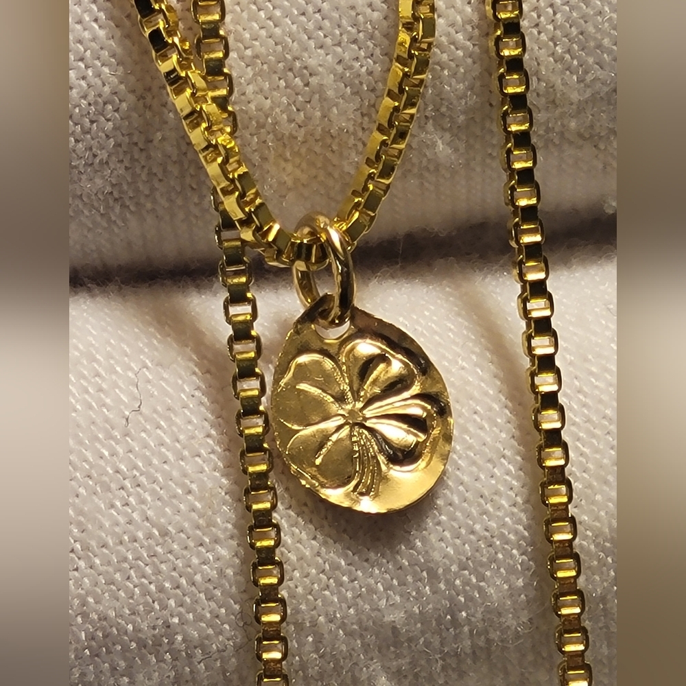 🍀 18k Gold Filled Lucky 4 Leaf Clover Charm / Pendant - New - 9mm - Lucky Charm - Picture 5 of 5